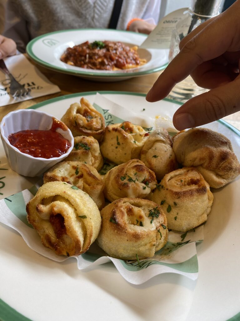 bolinhos de massa recheados de queijo em uma restaurante em Winchester