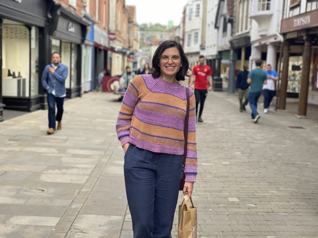 mulher fazendo compras na rua principal de Winchester em um bate e volta de Londres