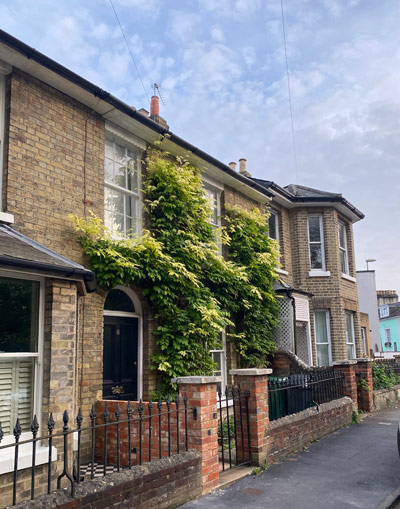 casas tipicas do interior da inglaterra com trepadeiras na fachada