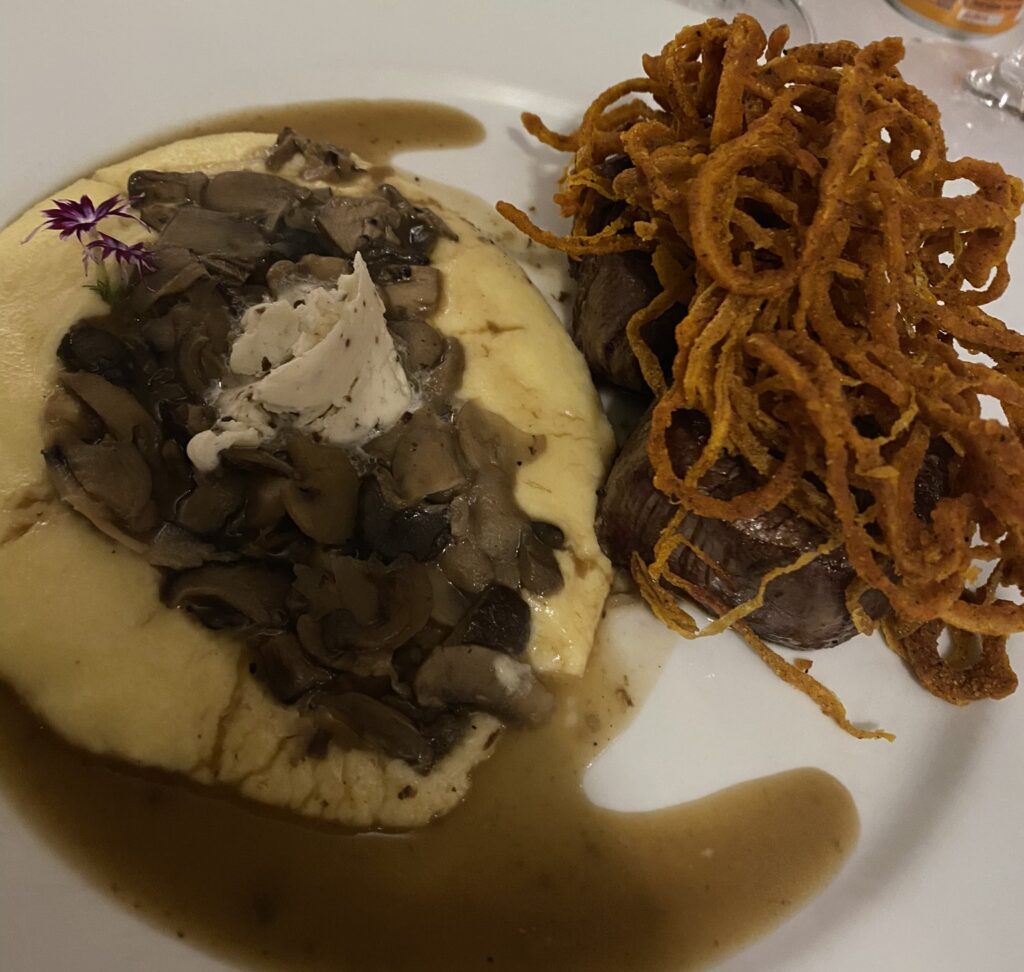 prato de filet mignon com manteiga de trufas, pure de batata e cebolas crocantes