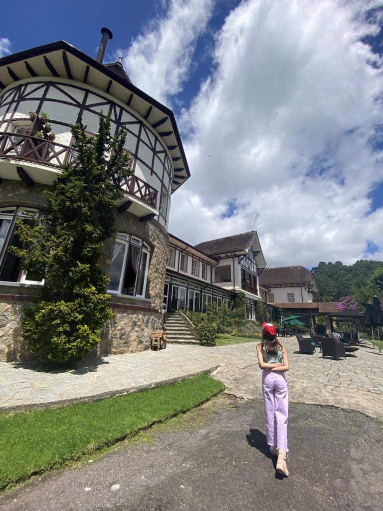 menina passeando na area externa em estilo normando do hotel vila inglesa em campos do jordão