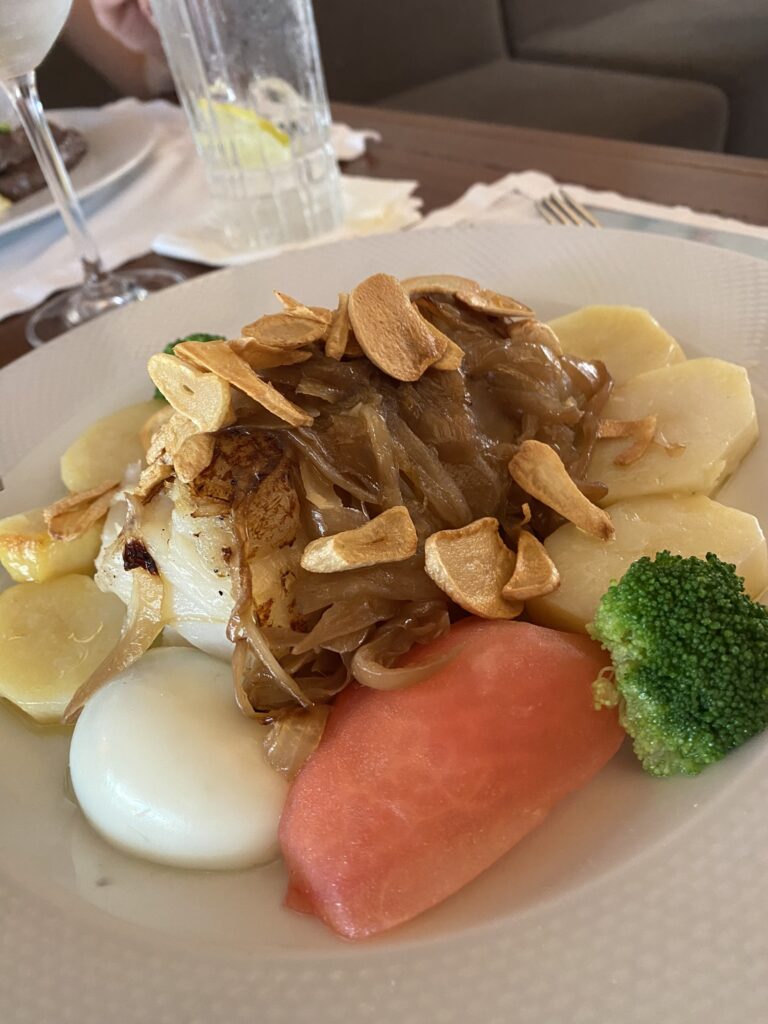 prato de bacalhau ao forno com alho, tomate, cebola, batata e ovos