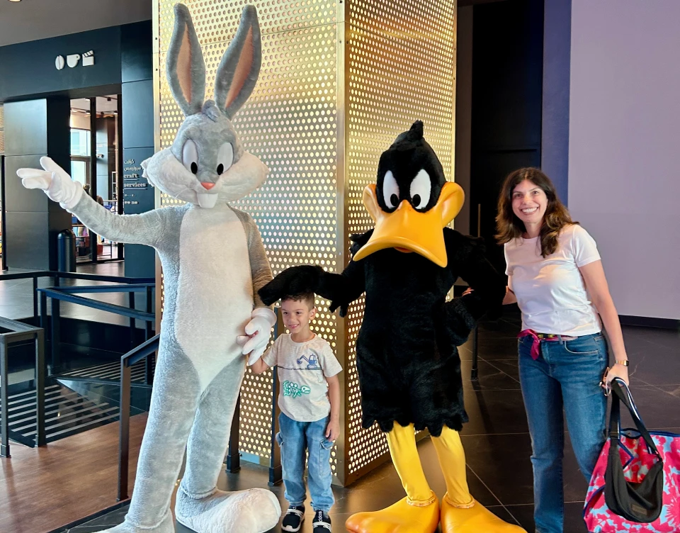 personagens como patolino e pernalonga aparecem varias vezes no hotel da WB - roteiro de 5 dias em Abu Dhabi com crianças