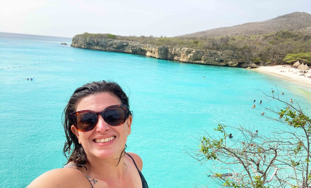 vista do estacionamento da praia de Kenepa Grandi em Curaçao