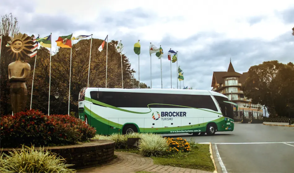 Ônibus que faz transfer compartilhado dePorto Alegre chegando na cidade de Gramado