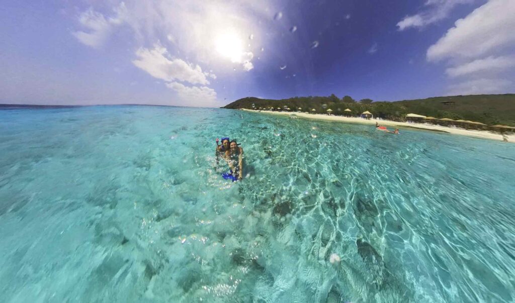 praia de águas azuis turquesa em Curaçao