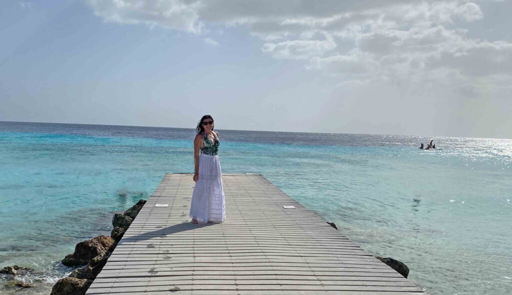 pier da praia de porto mari em curaçao com o ar ao fundo