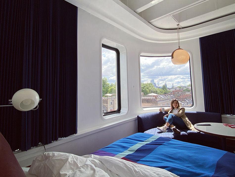 quarto com janeloes e vista de Londres do hotel The Standard