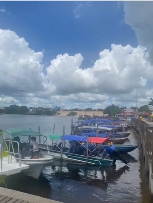 porto da cidade de barreirinhas no maranhão com pier de madeira e dezenas de lanchas estacionadas ao longo do Rio Preguiças