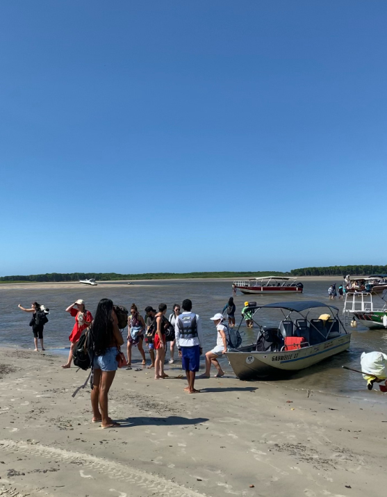 embaruqe na lancha em Atins, pessoas na praia carrehando bagagens