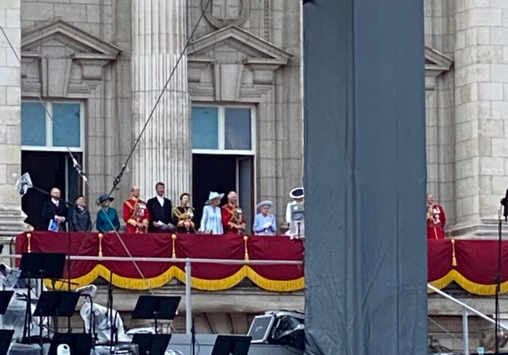 Familia Real Britanica no balcão do Palacio de Buckingham no Jubileu de Platina da Rainha Elizabeth