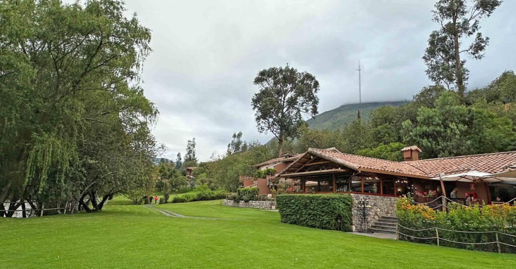 area externa e gramado do hotel Belmond Rio Sagrado no Peru