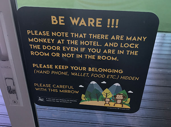 placa do hotel informando sobre o perigo dos macacos