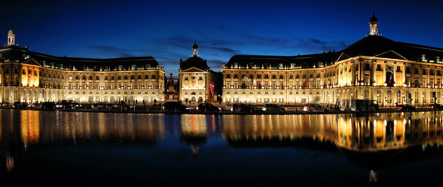 bourse de Bordeaux à noite com espelho d´agua