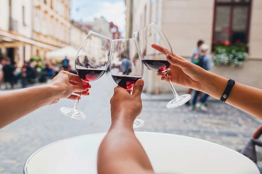 amigos brindando com vinho do festival de bourdeaux em uma viagem gastronomica à França