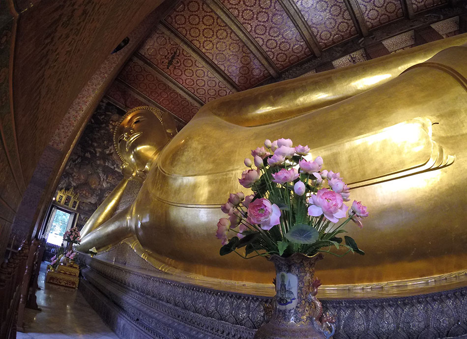 buda dourado deitado no tempo wat pho em bangkok, essencial em um roteiro de 10 dias na Tailândia