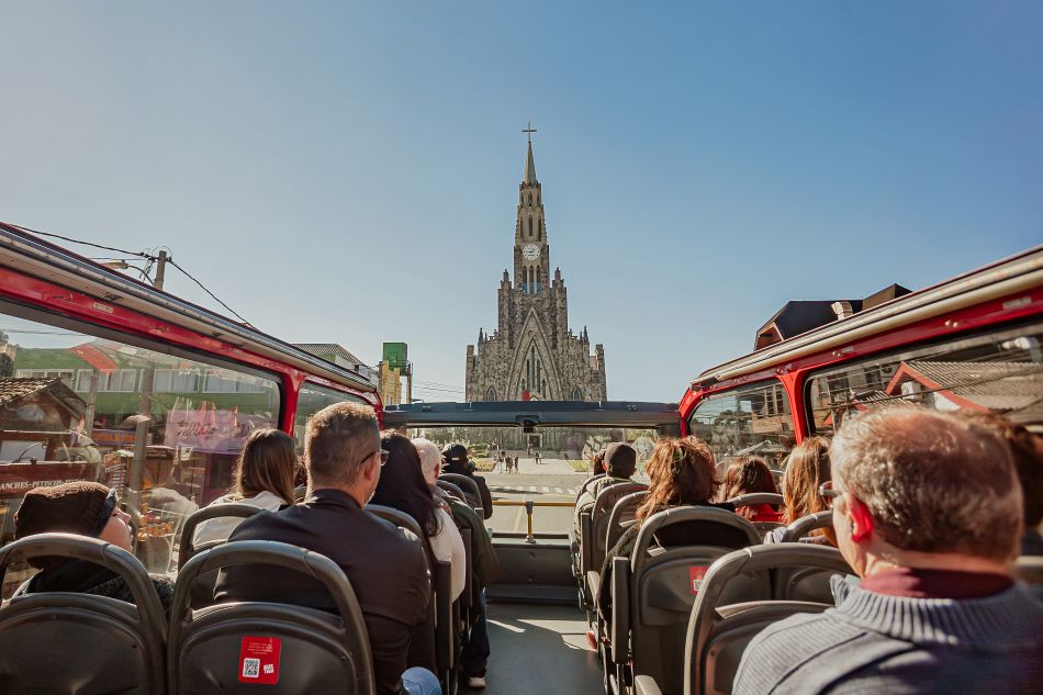 turistas veem a catedral de pedra do alto do BusTour, parte do roteiro do que fazer em Gramado