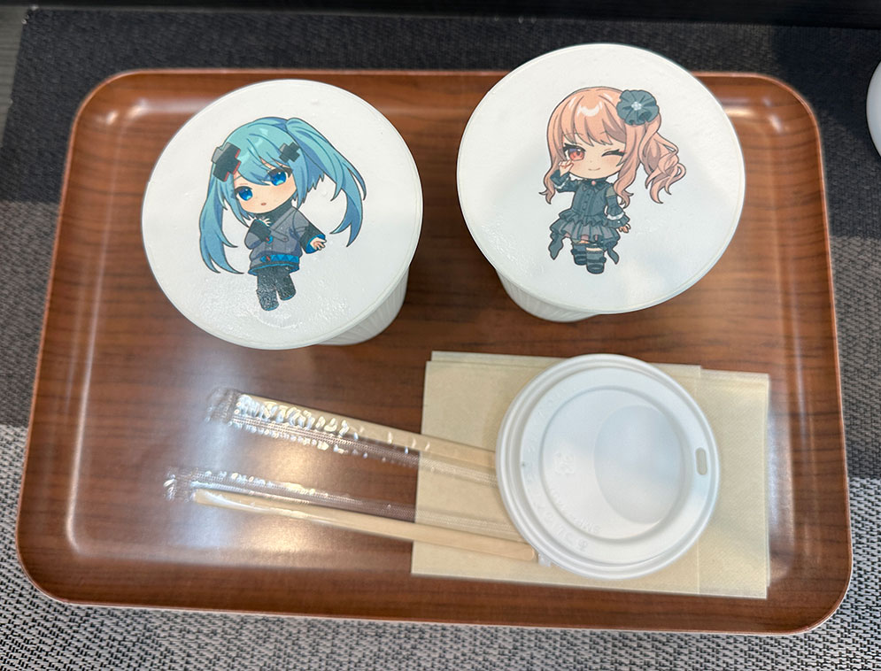 café com personagens impressos na espuma