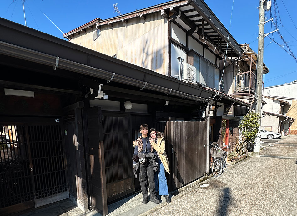 fachada da casa de madeira em takayama - hospedagem no Japão