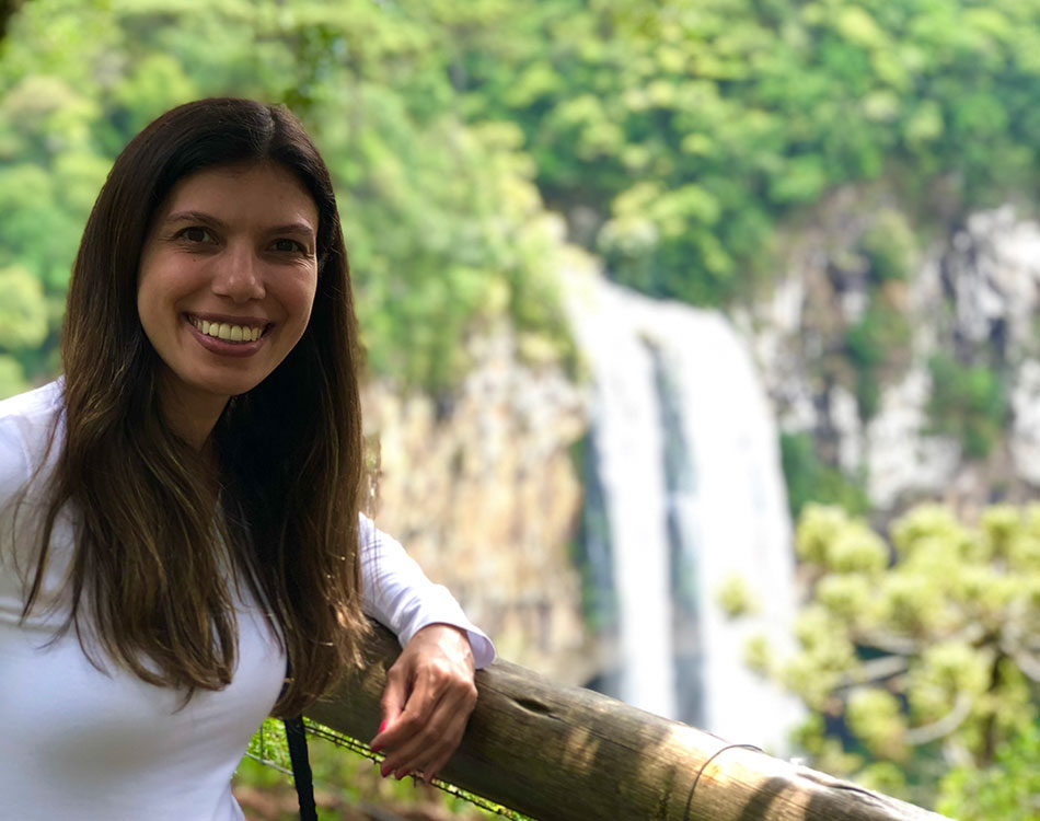 mulher tirando foto no mirante da cascata do caracol e canela