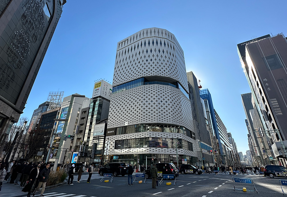predio moderno da Nissan em Ginza