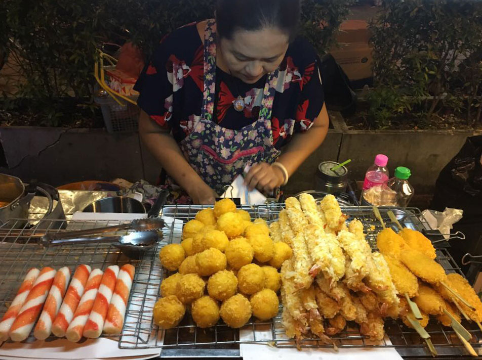 barraca de comida de rua na Tailandia com espetinhos de frutos do mar