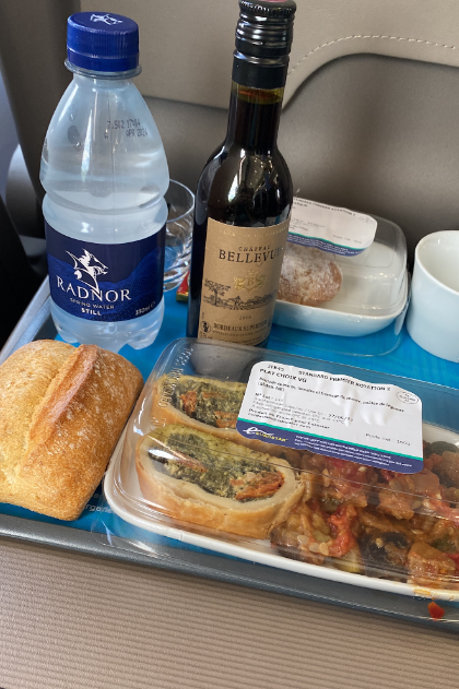 bandeja de serviço de bordo do eurostar na classe standard premier com vinho, água, sanduiche frio e sobremesa