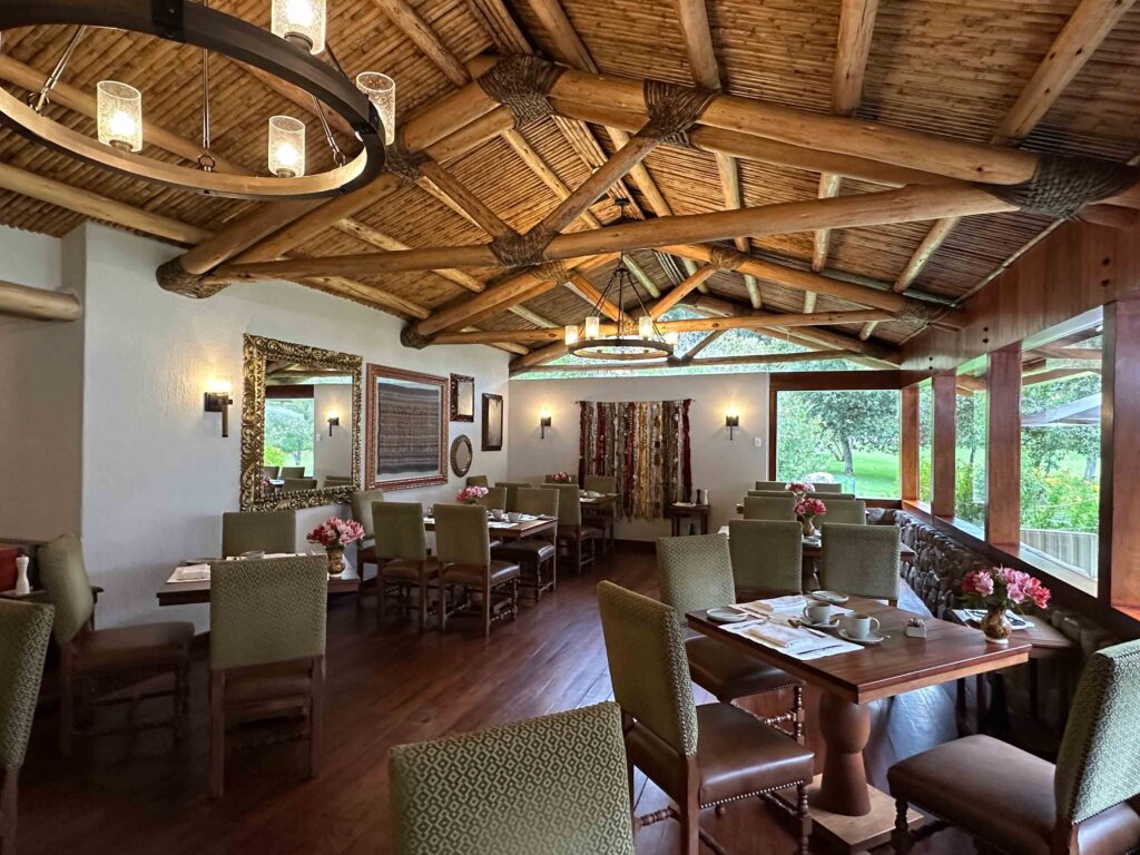 salão do restaurante el huerto no hotel belmond rio sagrado