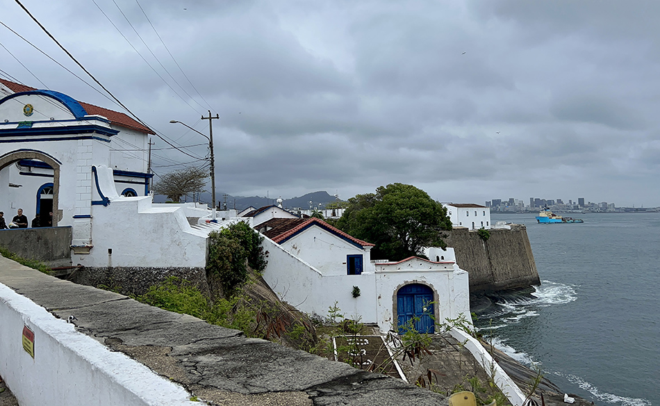 entrada e muralhas do forte com a baía ao fundo