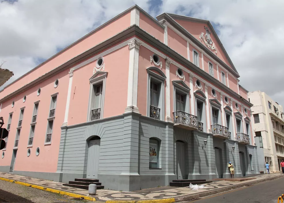 Fachada cor de rosa do teatro Arthur Azevedo em São Luís do Maranhão