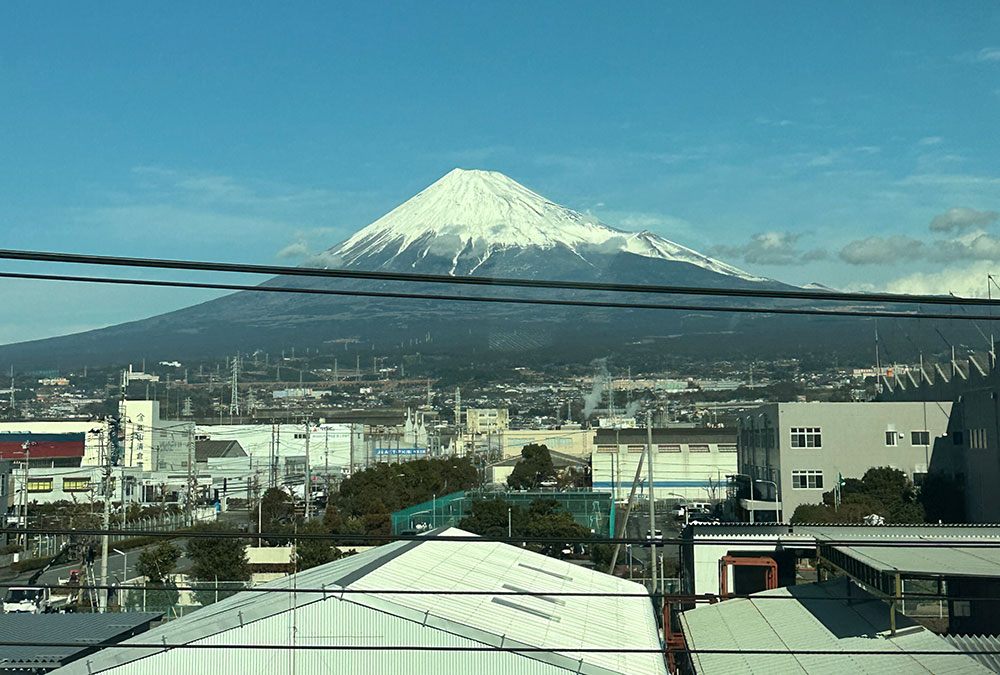 vista do Monte Fuji da janela do trem bala