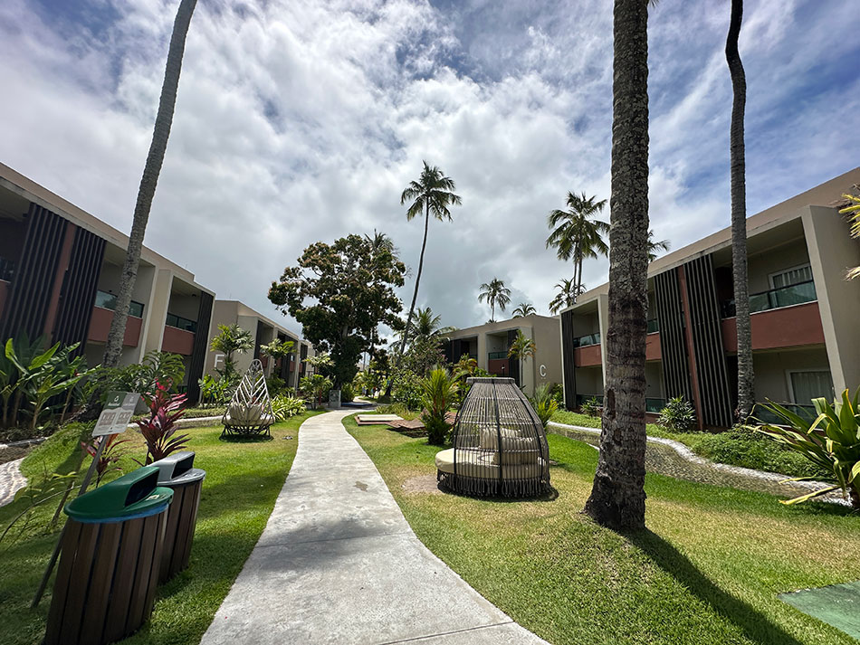 visão do jardim e da nova ala de hospedagem no Japaratinga Lounge Resort