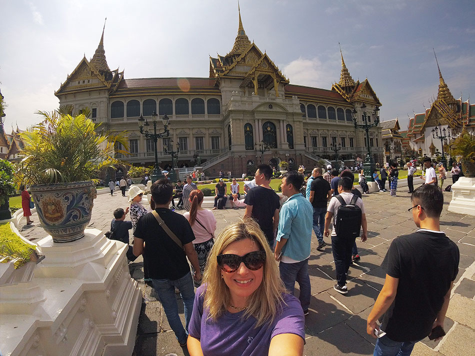 o grand palace em bankgok com as multidões que o visitam nas primeiras horas do dia