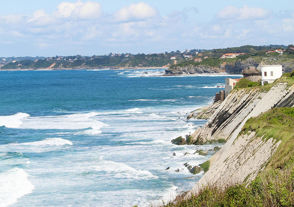 falésias e mar atlântico da cidade de hendaye na França