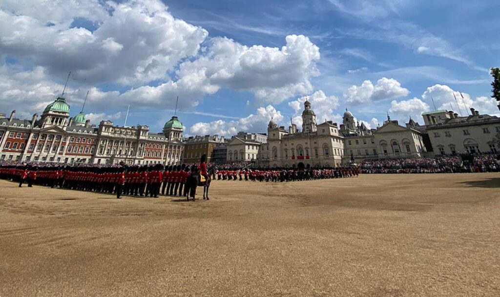 vista do horse guards parade no evento da realeza em Londres, TROOPING THE cOLOUR