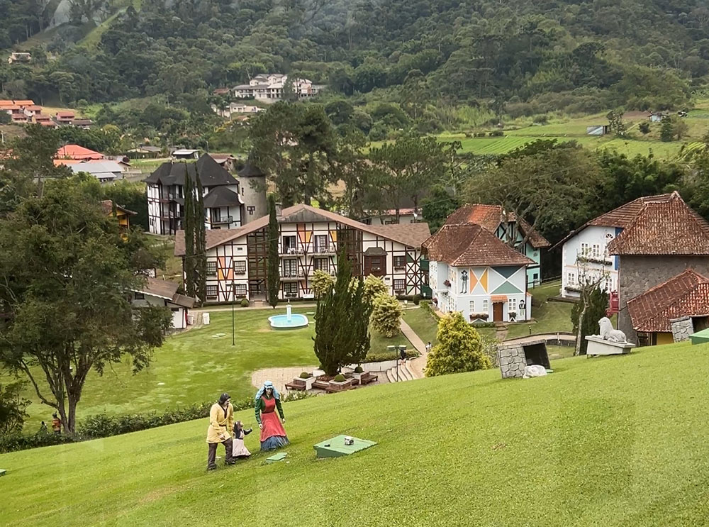 vista do gramado e das construções do le canton resort em teresópolis