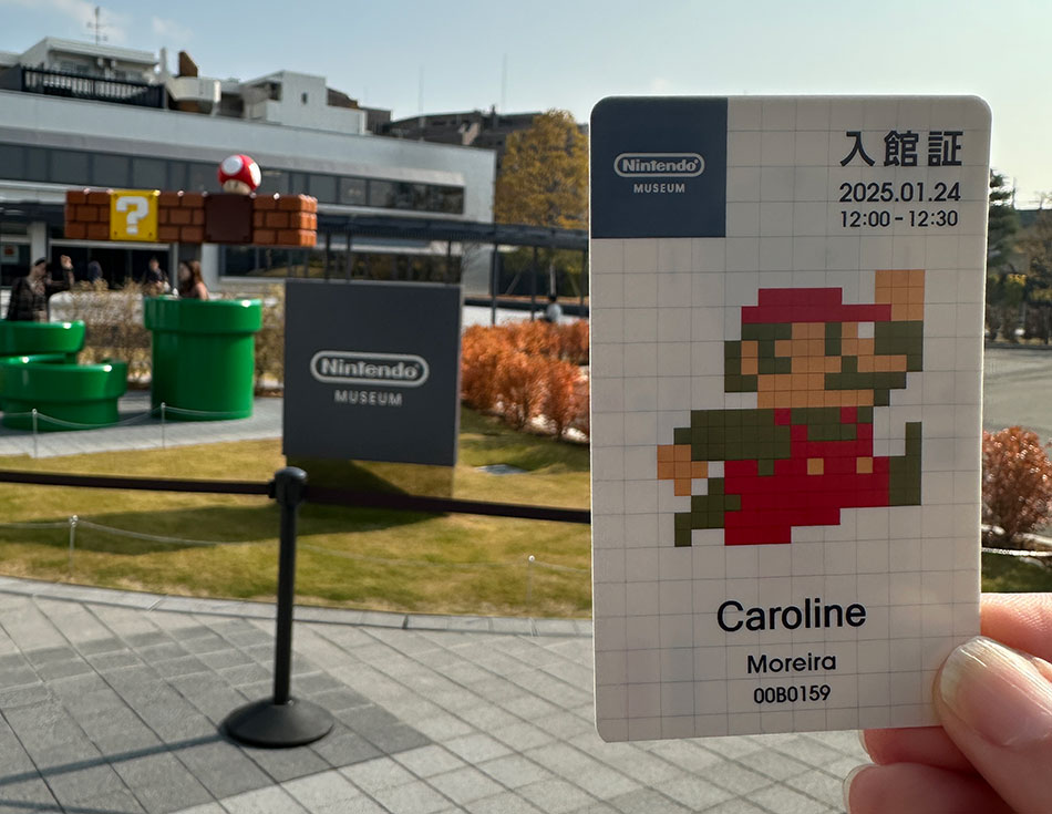 Ingresso do museu e a fachada do prédio ao fundo