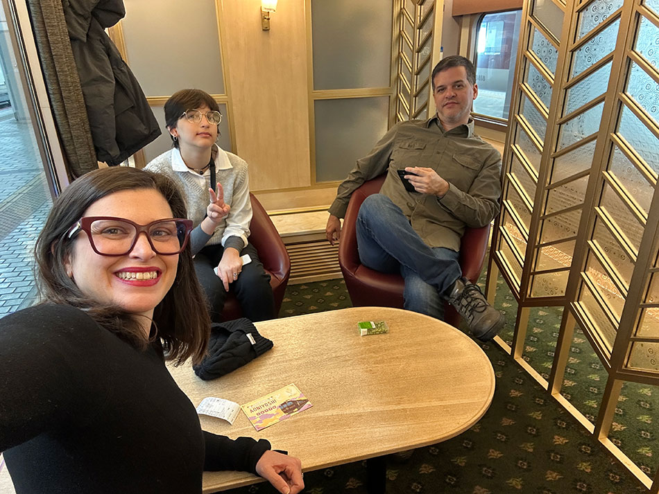 familia em quioto com criança a bordo do trem que vai para nara