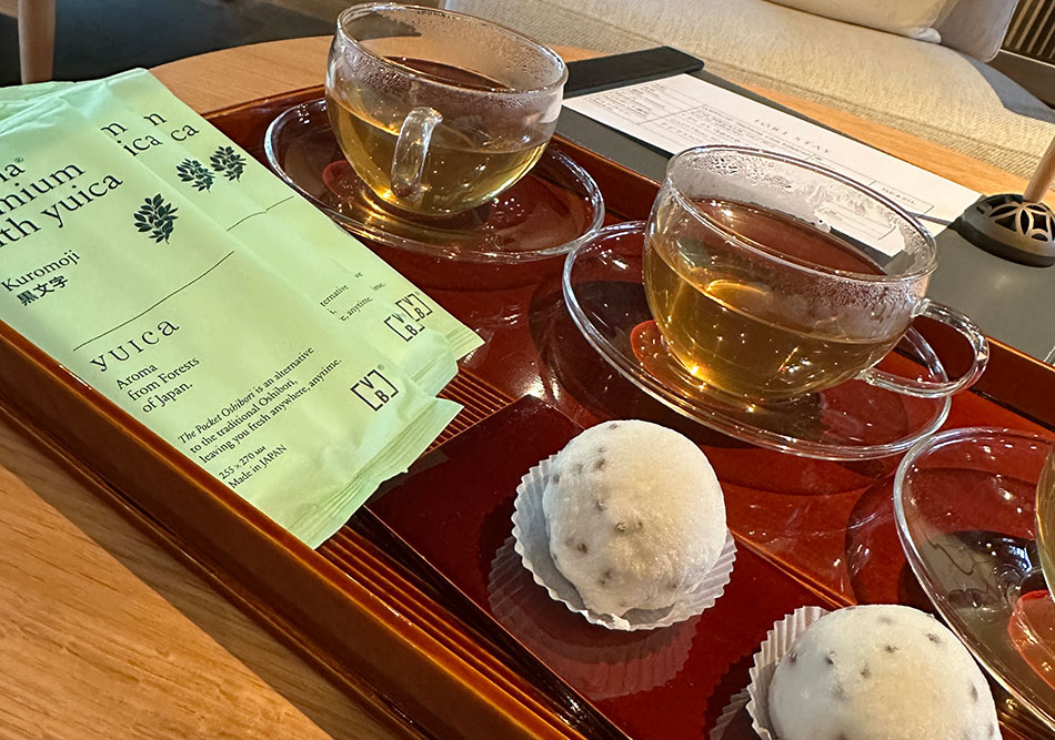 chá e doces tradicionais de gergelim são as boas vindas do Iori Lounge em Takayama