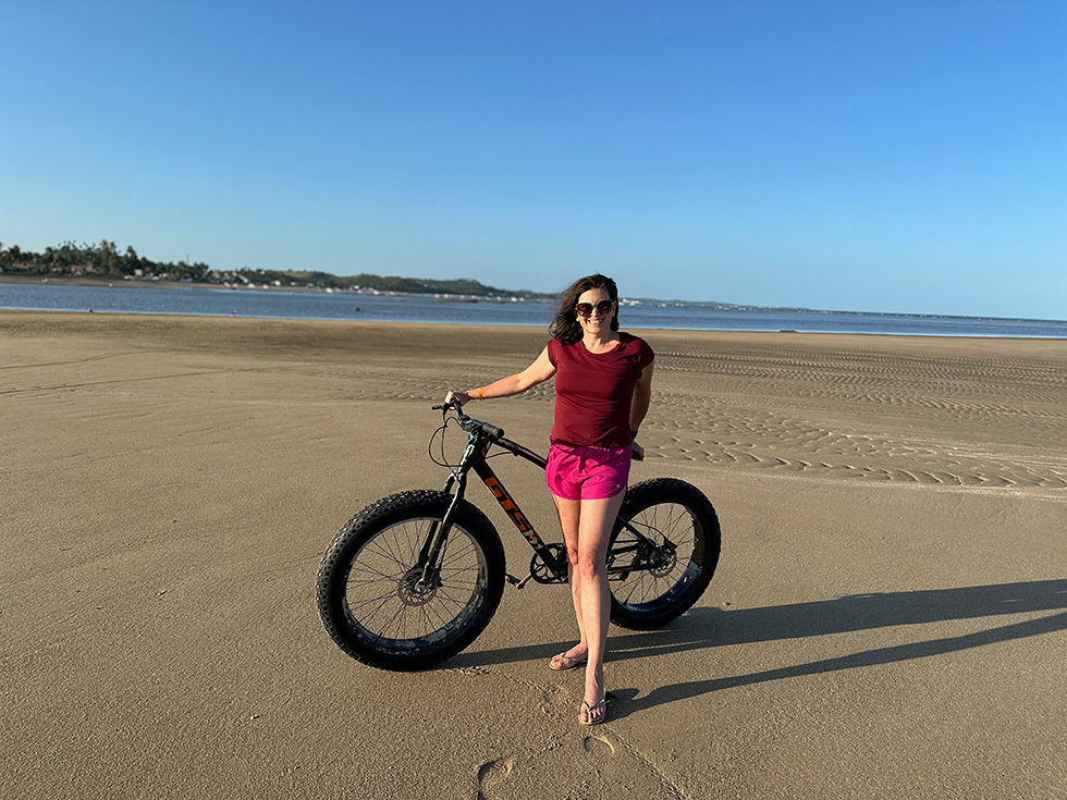 praia de japaratinga com a maré baixa fica perfeita para andar de bicicleta