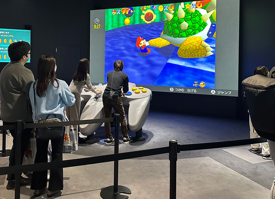 salão de jogos do museu nintendo com um controle gigante de Nintendo 64