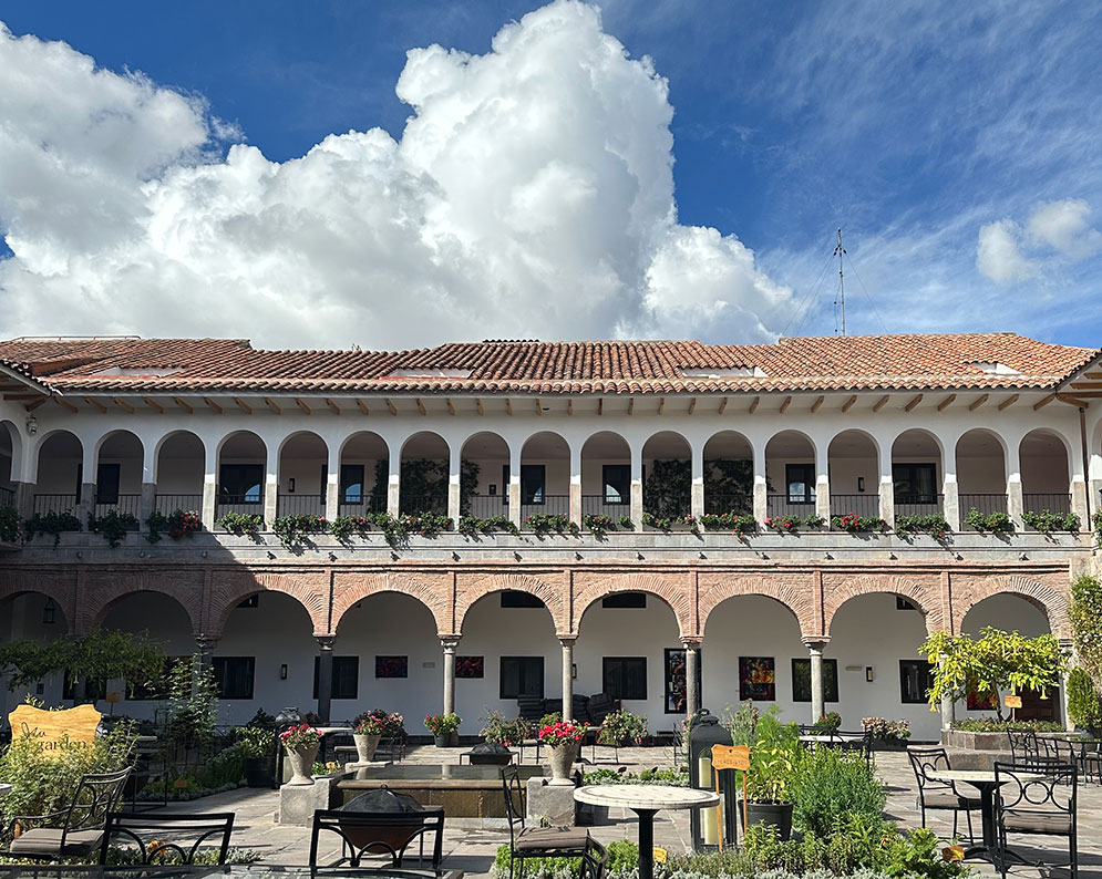 patio com arcos em estilo colonial no jw marriott cusco, um hotel bom para se hospedar