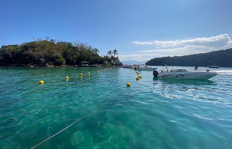lagoa azul em Ilha Grande, destino de verão
