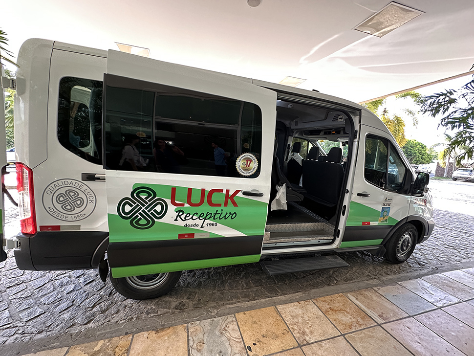 o transfer na van que leva para a hospedagem no japaratinga lounge resort