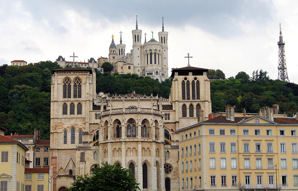 Vista do centro histórico de Lyon, incluindo a Basílica de Notre-Dame de Fourvière e a Catedral de Saint-Jean.