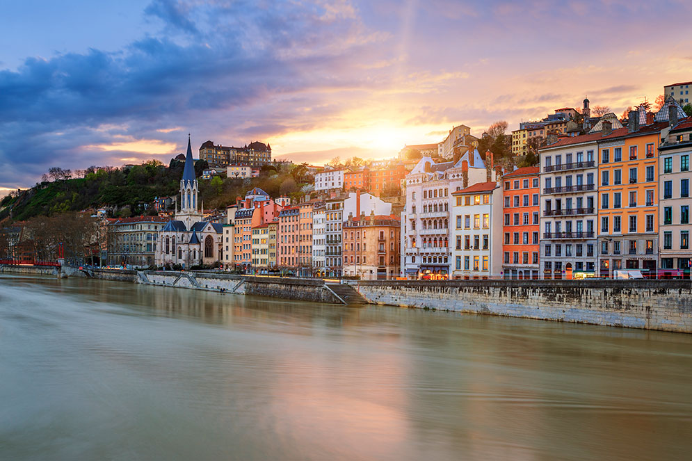 Vista da cidade de Lyon com o rio para uma viagem gastronomica na França