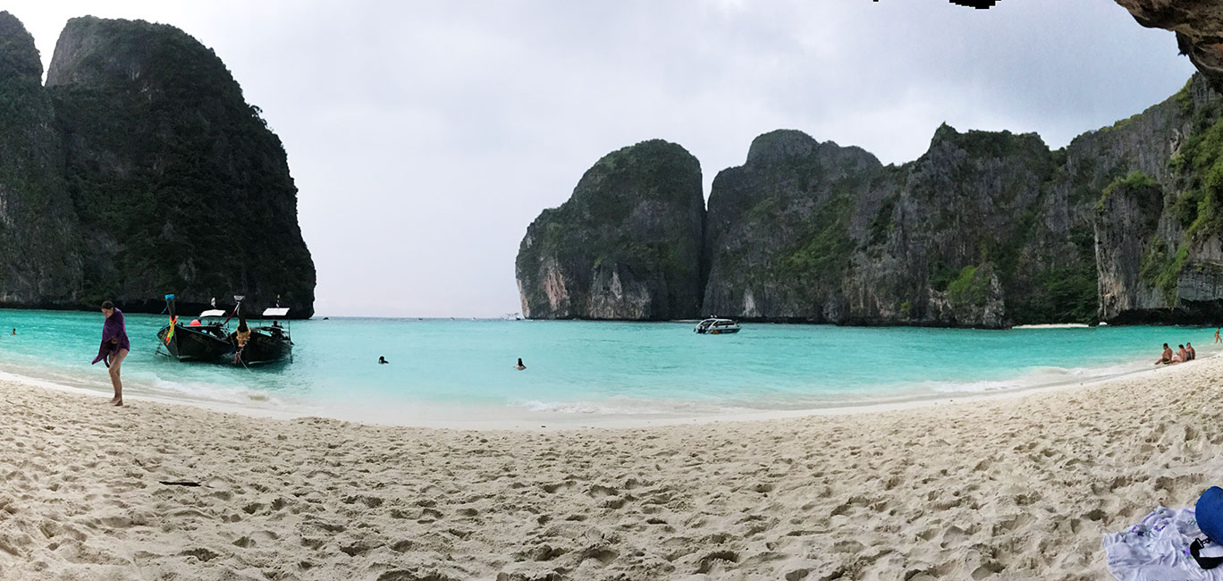 a praia de Maya Bay na Tailandia e o mar azul turquesa