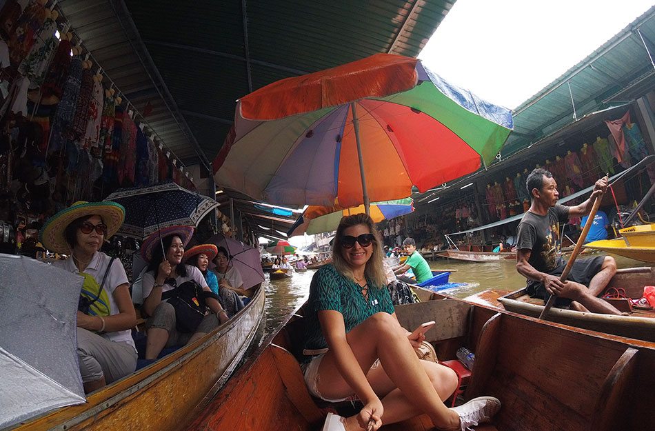 os barcos se espremem pelos canais do mercado flutuante em bangkok