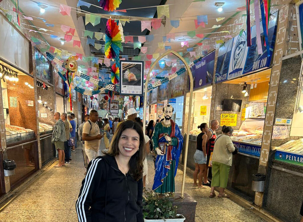 o mercado de peixes de são pedro de Niterói é um bom para fazer um bate e volta no Rio.