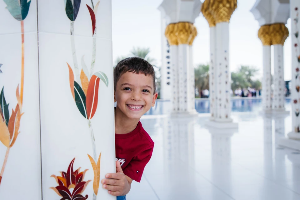 menino na mesquita branca de abu dhabi - roteiro de 5 dias com crianças
